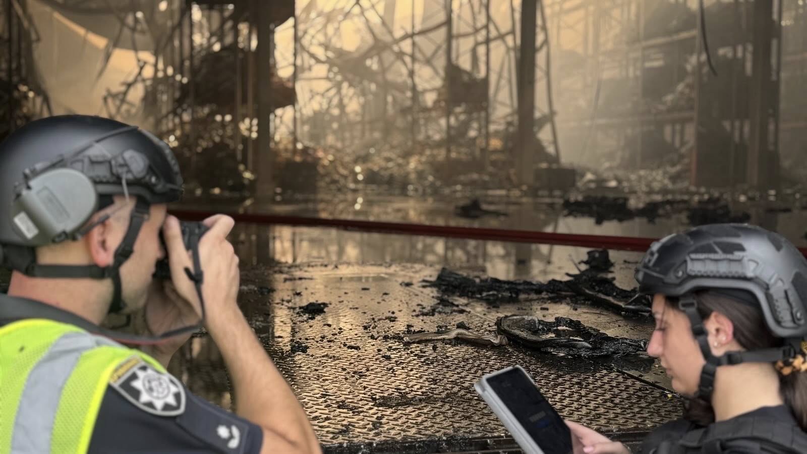 Окупанти вдарили по складах трьох корпорацій під Харковом: є загиблий та поранені.