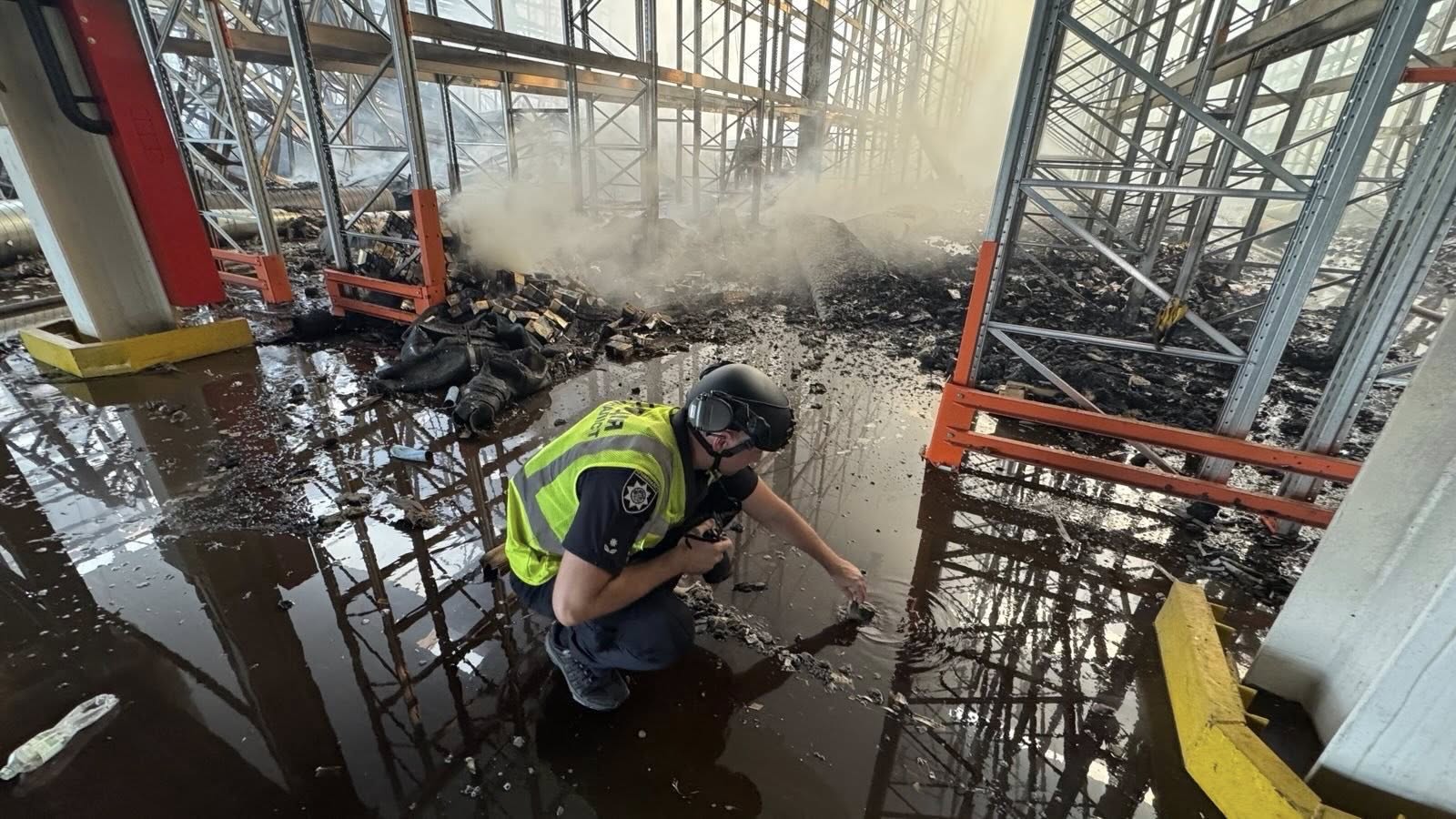 Окупанти вдарили по складах трьох корпорацій під Харковом: є загиблий та поранені.