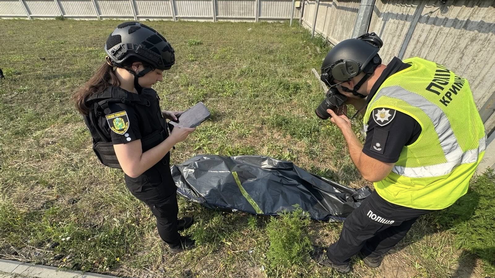 Окупанти вдарили по складах трьох корпорацій під Харковом: є загиблий та поранені.