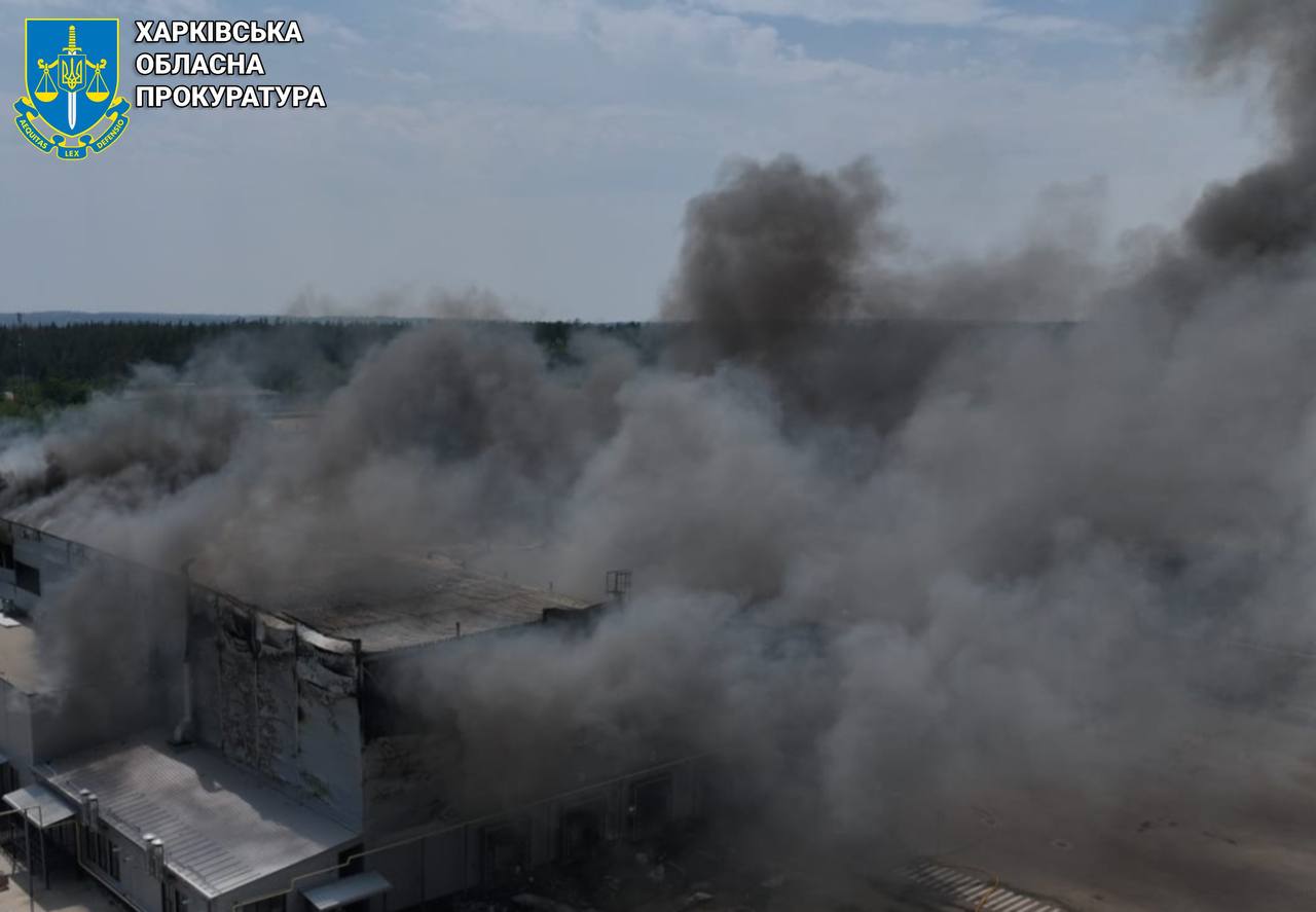 Окупанти вдарили по складах трьох корпорацій під Харковом: є загиблий та поранені.
