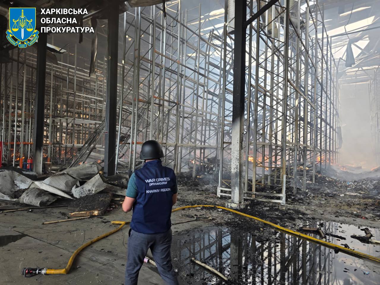 Окупанти вдарили по складах трьох корпорацій під Харковом: є загиблий та поранені.