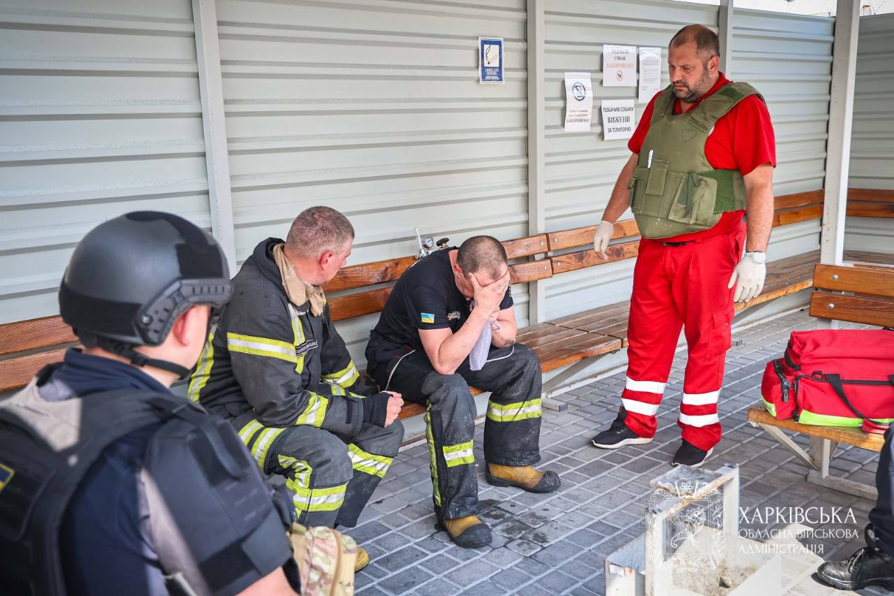 Окупанти вдарили по складах трьох корпорацій під Харковом: є загиблий та поранені.