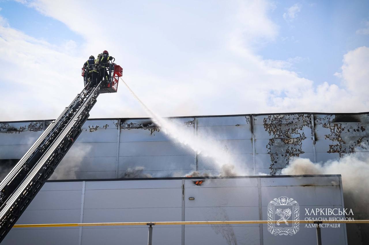 Окупанти вдарили по складах трьох корпорацій під Харковом: є загиблий та поранені.