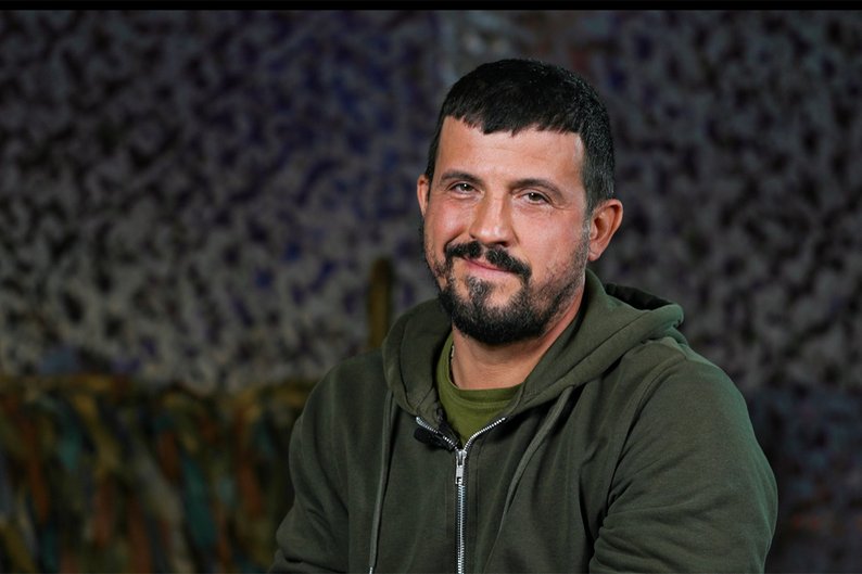 Український військовий урятував старовинні вишиванки зі зруйнованої школи на Харківщині.