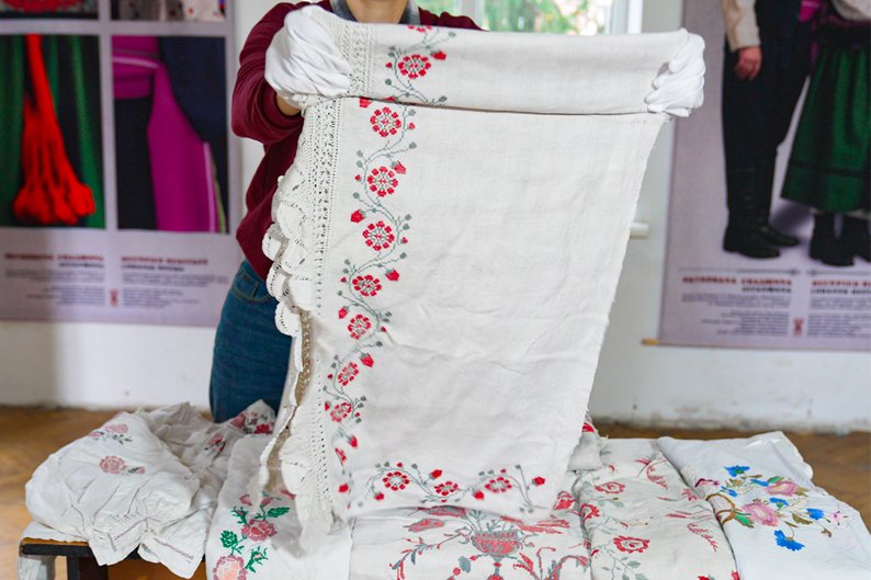 Український військовий урятував старовинні вишиванки зі зруйнованої школи на Харківщині.