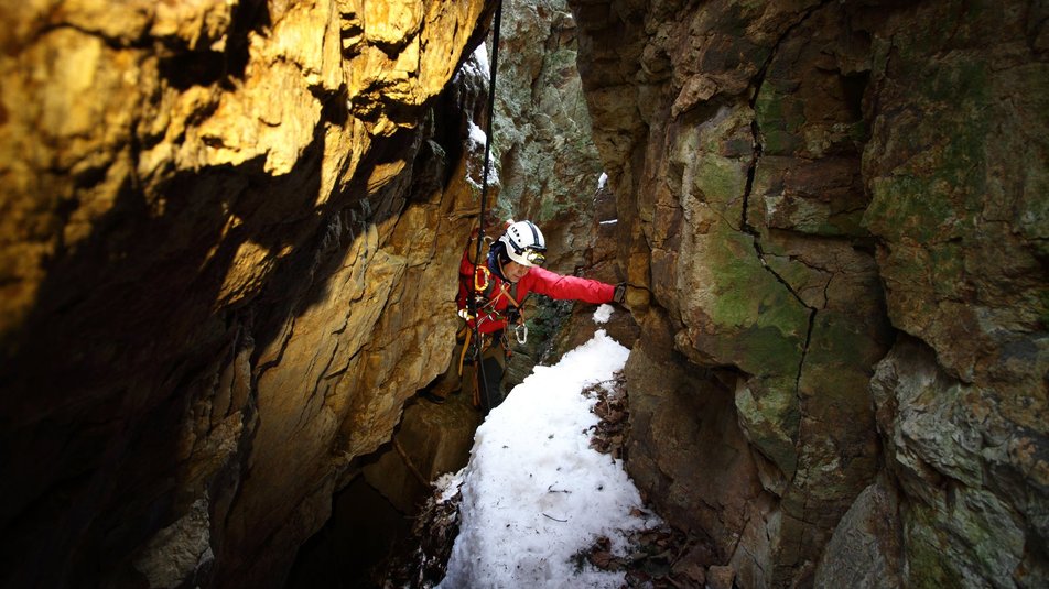 Єжи Юрчинський займається підземним альпінізмом, червень 2020 року.