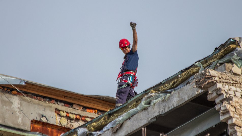 Єжи Юрчинський розбирає завали на Північній Салтівці у Харкові, липень 2022 року.