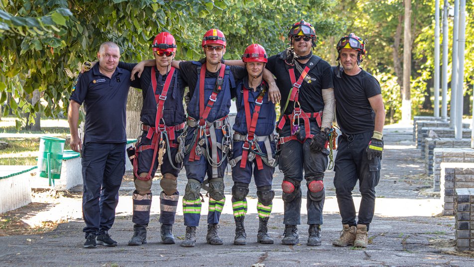 Єжи Юрчинський разом з харківськими рятувальникам, липень 2022 року.
