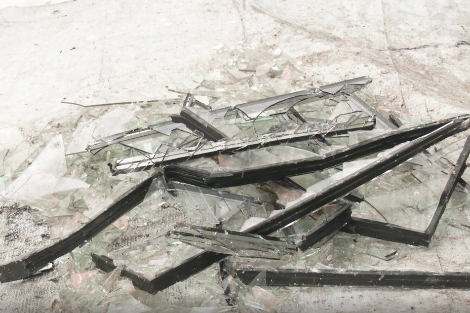 Волонтеры помогают закрыть окна в харьковской школе №111. 1 февраля 2023 года.