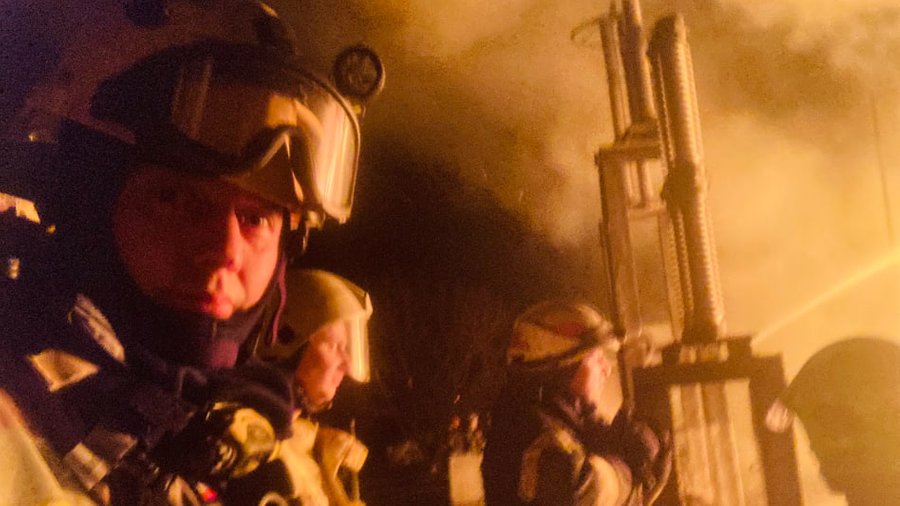 Єжи Юрчинський під час гасіння пожежі у Харкові, грудень 2022 року.