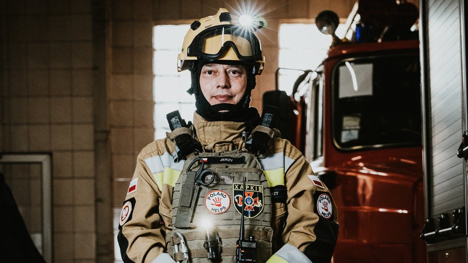 Єжи Юрчинський нині допомагає харківським рятувальникам гасити пожежі, грудень 2022 року.