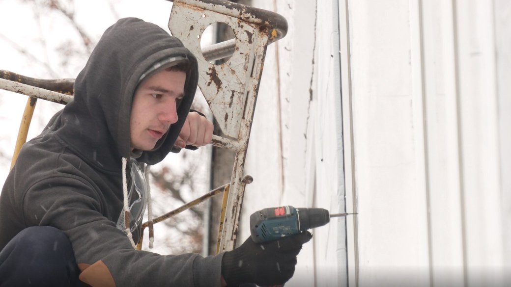Волонтеры "Армии восстановления" помогают закрыть окна в школе №111. 1 февраля 2023 года.
