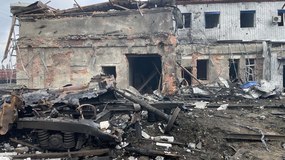 Росіяни завдали ракетного удару залізницею у Харкові.