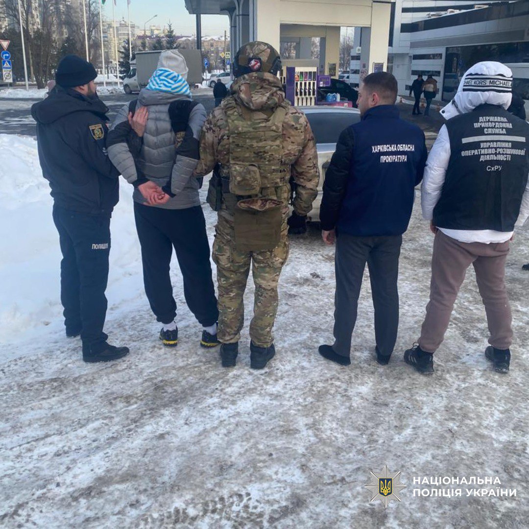 Харьковчанин организовал схему выезда мужчин за границу.