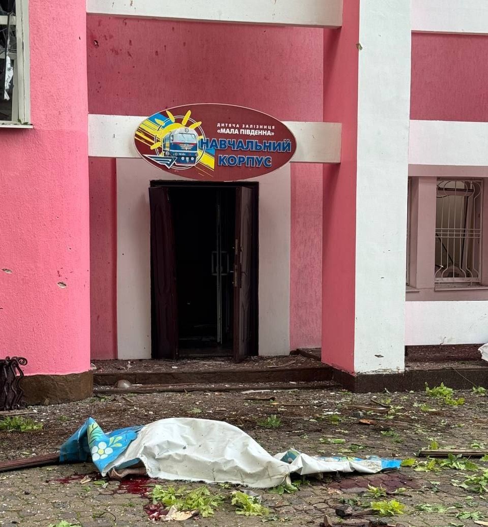 Двоє залізничників загинули під час обстрілу Дитячої залізниці у Харкові.