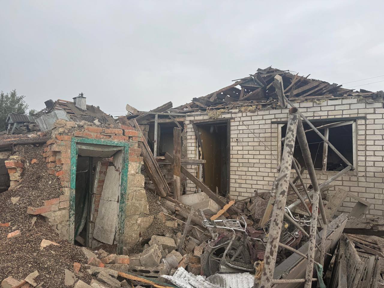 Из-под завалов спасли мать с ребенком: РФ атаковала Золочев КАБами.