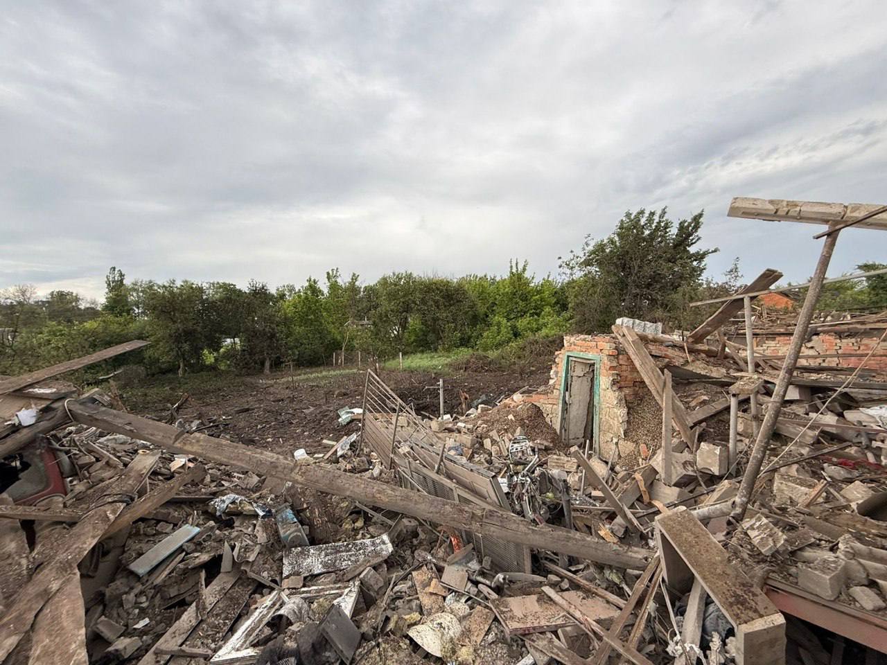 Из-под завалов спасли мать с ребенком: РФ атаковала Золочев КАБами.