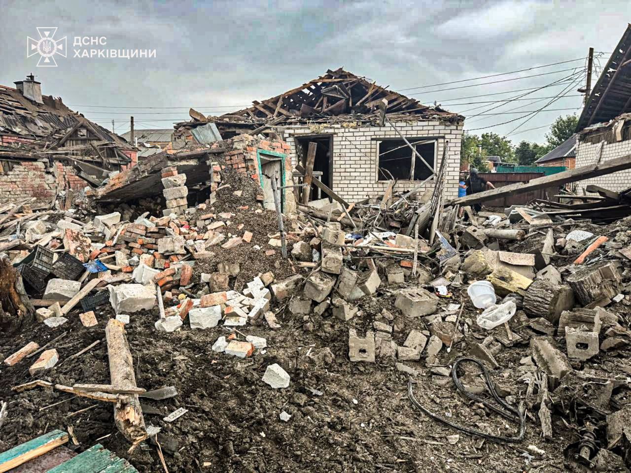 З-під завалів врятували матір із дитиною: РФ атакувала Золочів КАБами.