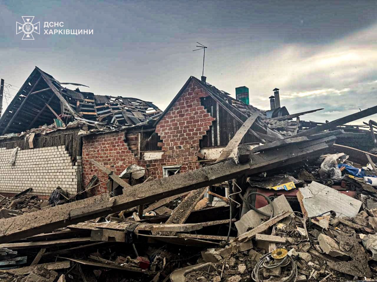 Из-под завалов спасли мать с ребенком: РФ атаковала Золочев КАБами.