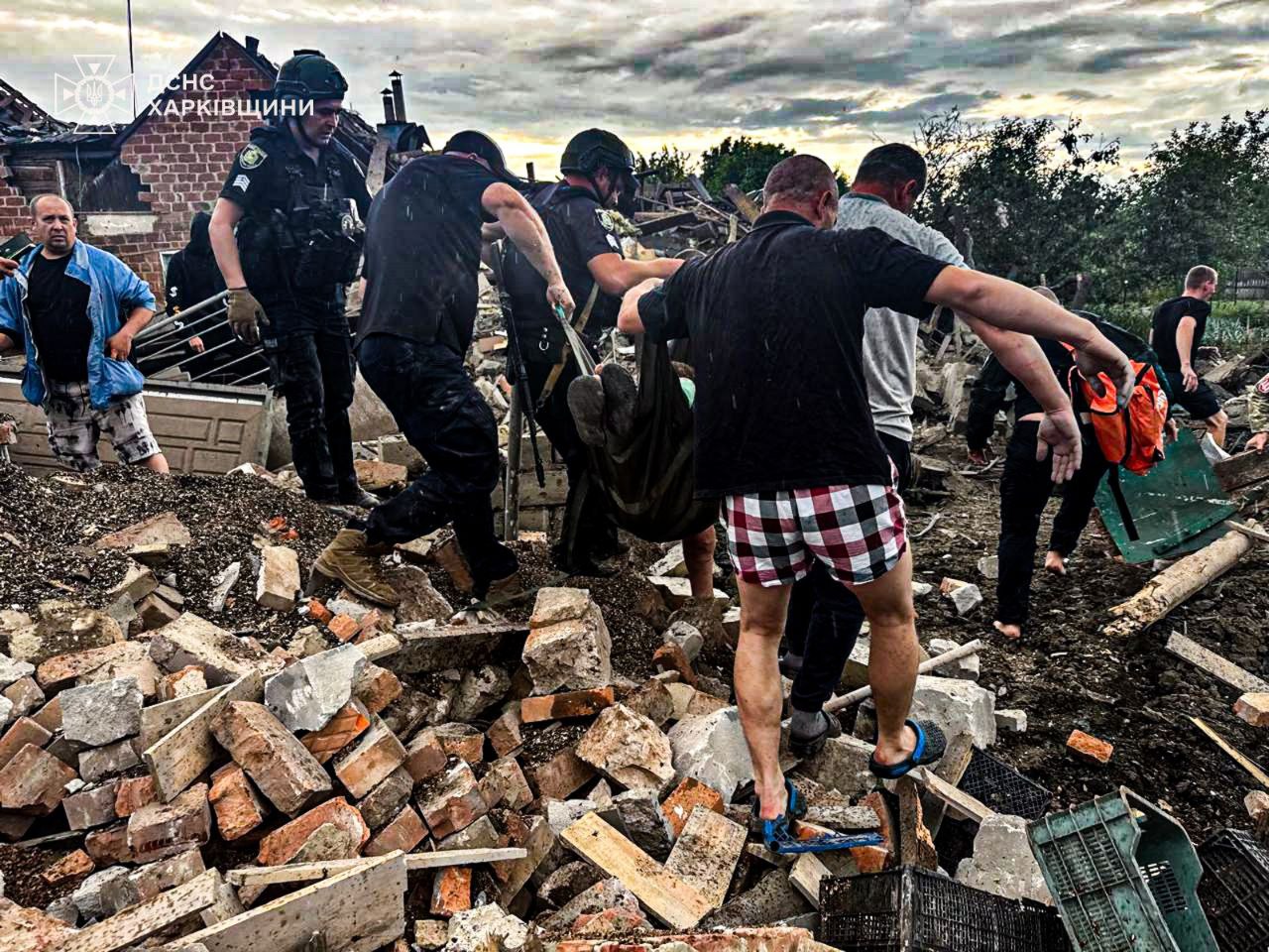 Из-под завалов спасли мать с ребенком: РФ атаковала Золочев КАБами.