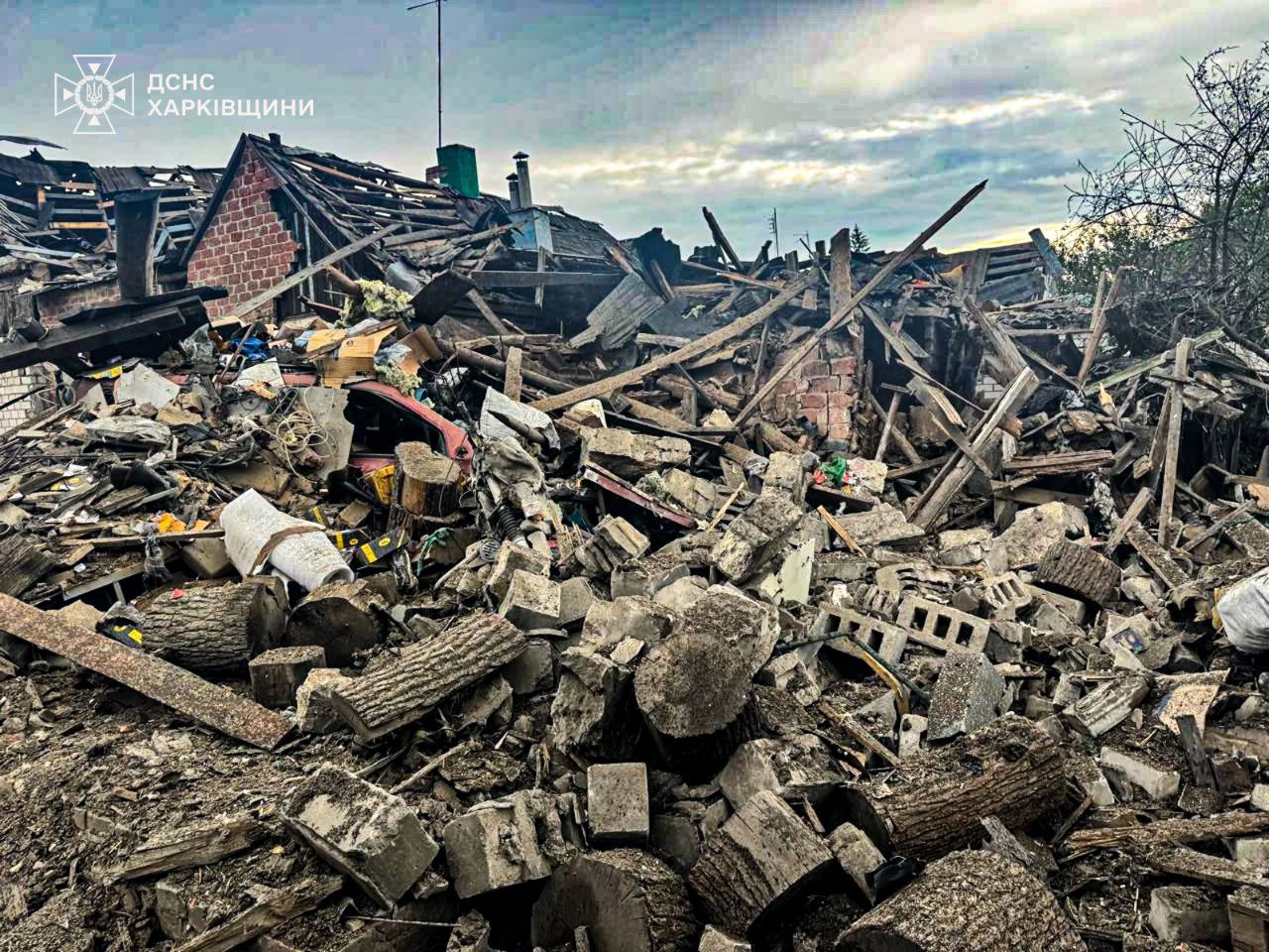 Из-под завалов спасли мать с ребенком: РФ атаковала Золочев КАБами.