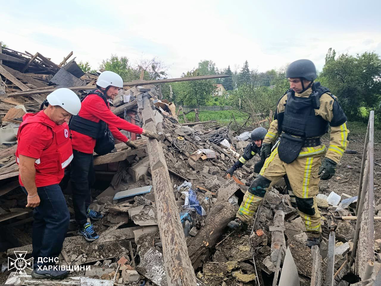 Из-под завалов спасли мать с ребенком: РФ атаковала Золочев КАБами.