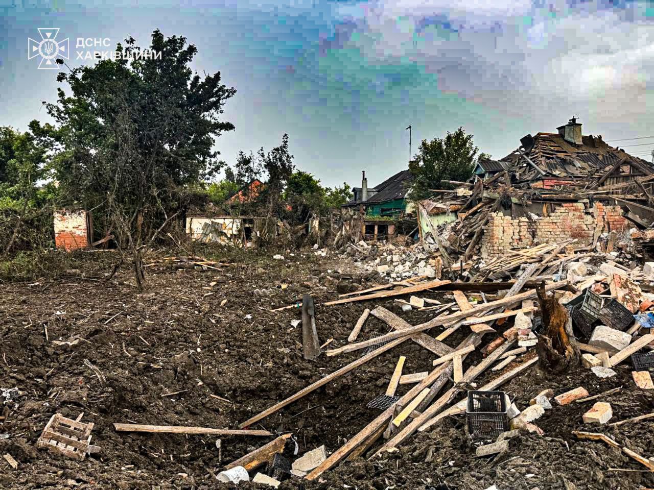 Из-под завалов спасли мать с ребенком: РФ атаковала Золочев КАБами.