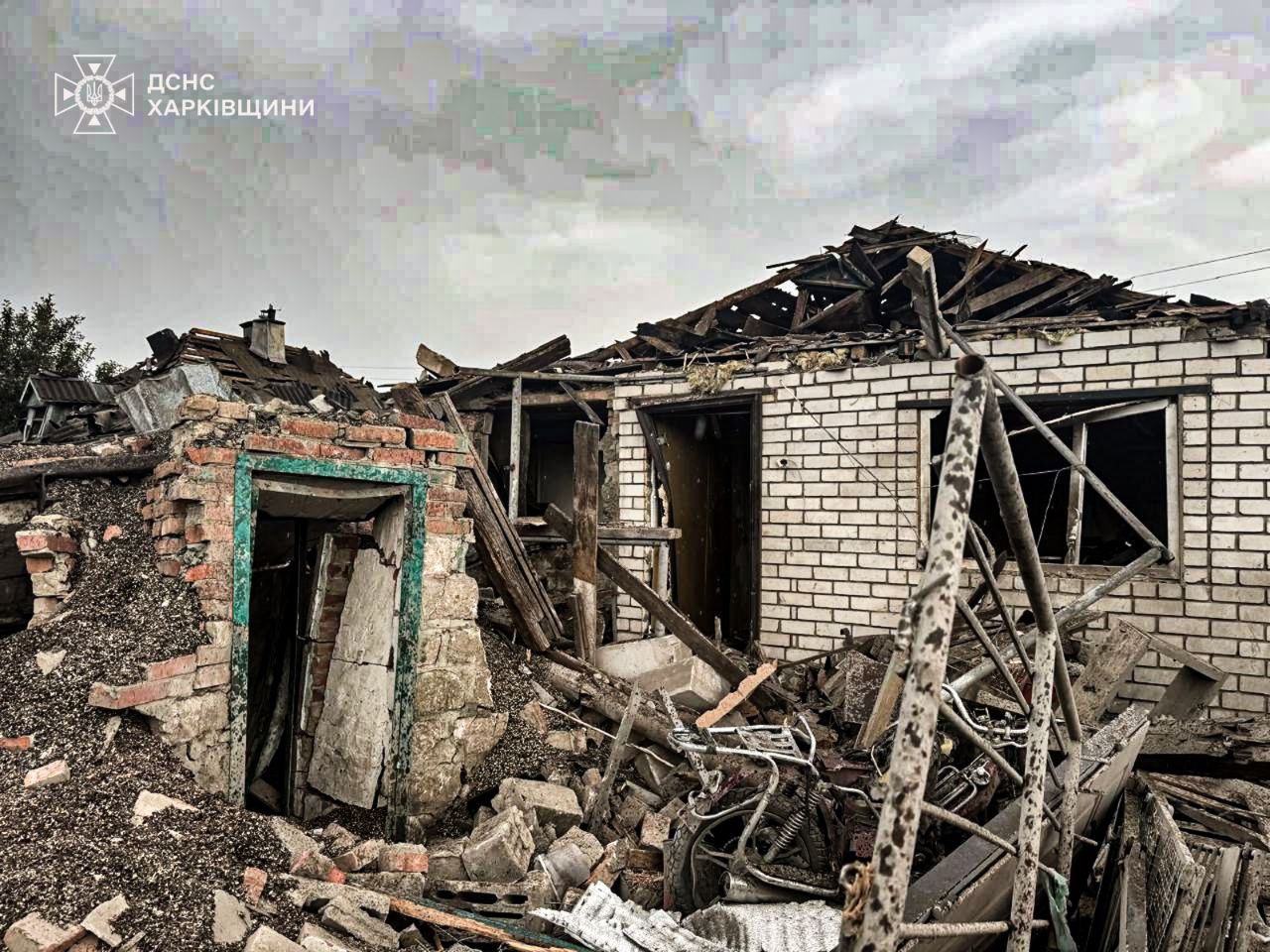 Из-под завалов спасли мать с ребенком: РФ атаковала Золочев КАБами.