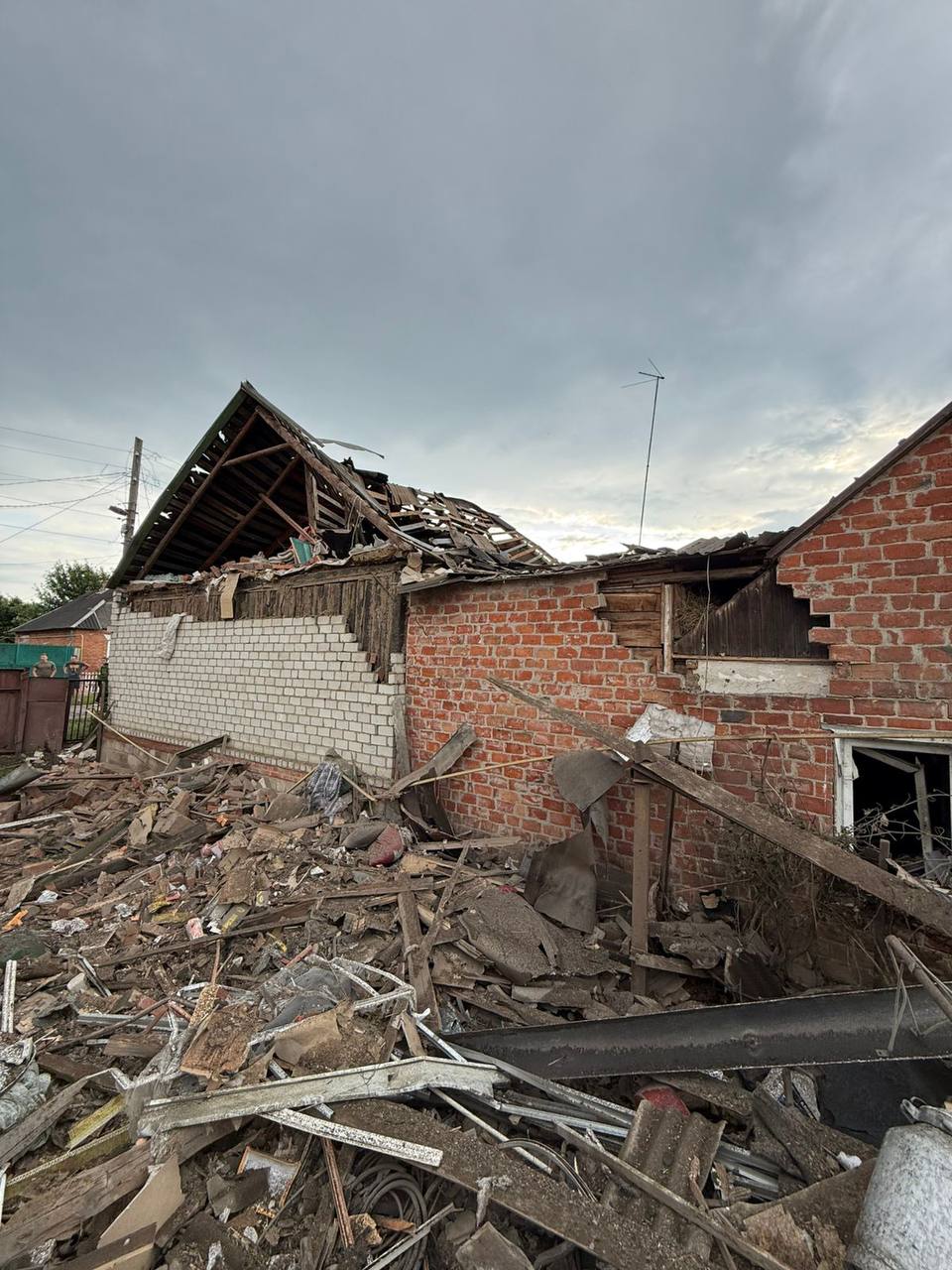 Из-под завалов спасли мать с ребенком: РФ атаковала Золочев КАБами.