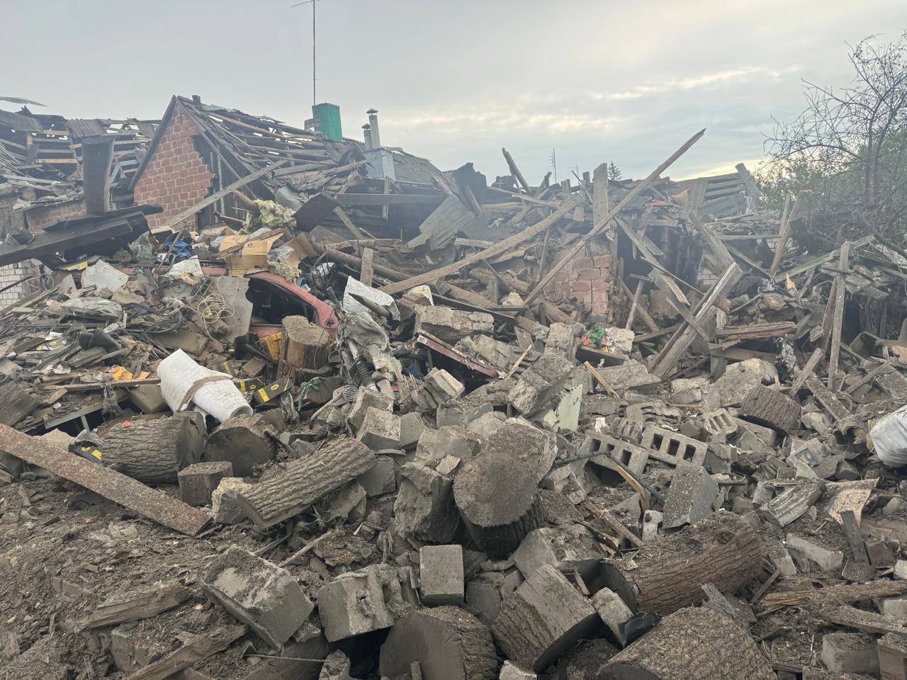 Из-под завалов спасли мать с ребенком: РФ атаковала Золочев КАБами.