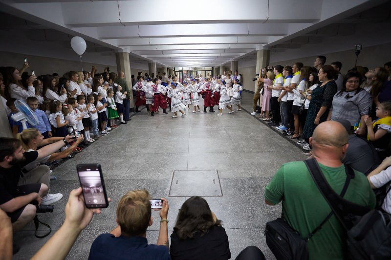 В Харькове школьную линейку 1 сентября провели в метро.