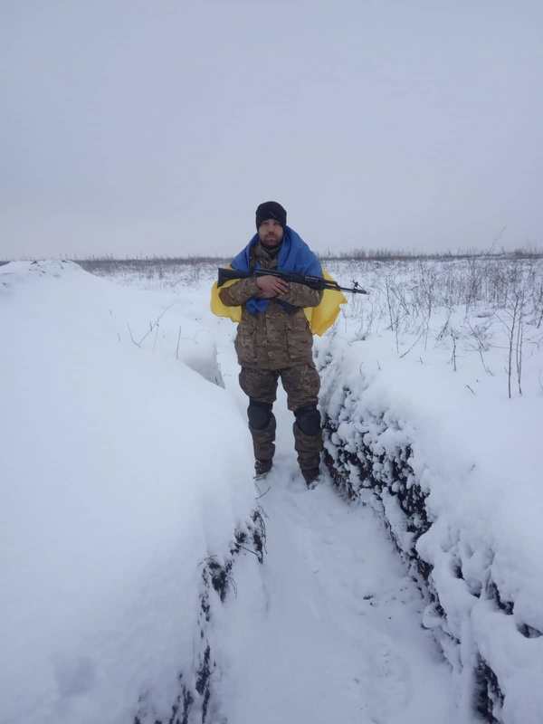 Ексгумація тіл із могил в Ізюмі: чоловіка із синьо-жовтим браслетом на руці впізнала його дружина.