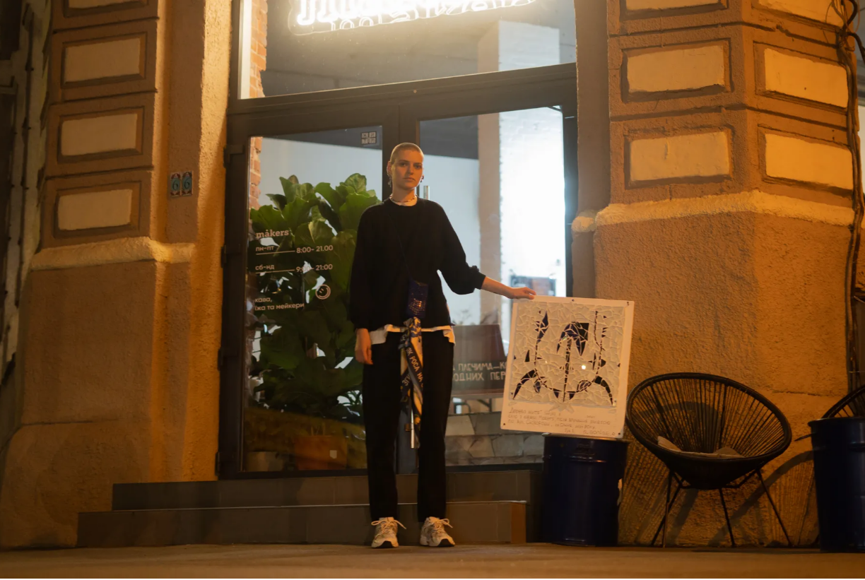 Харківська художниця створила мозаїку зі скла, розбитого під час обстрілу Держпрому.