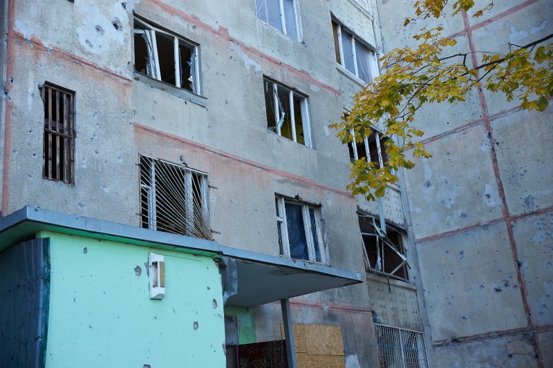 На Північній Салтівці будинки готують до зими.