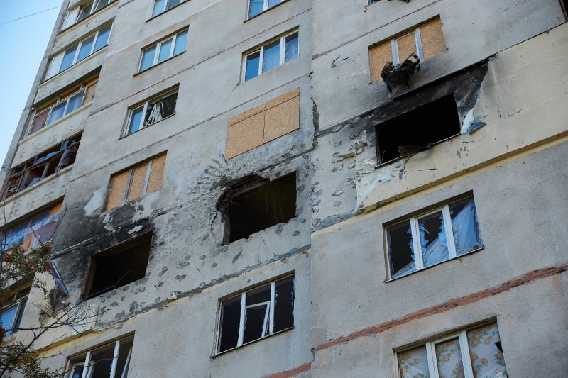 На Північній Салтівці будинки готують до зими.