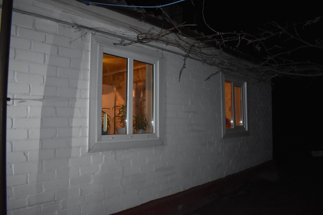 Ворвался в дом пенсионеров и требовал деньги: полицейские задержали преступника - фото: Полиция Харьковской области