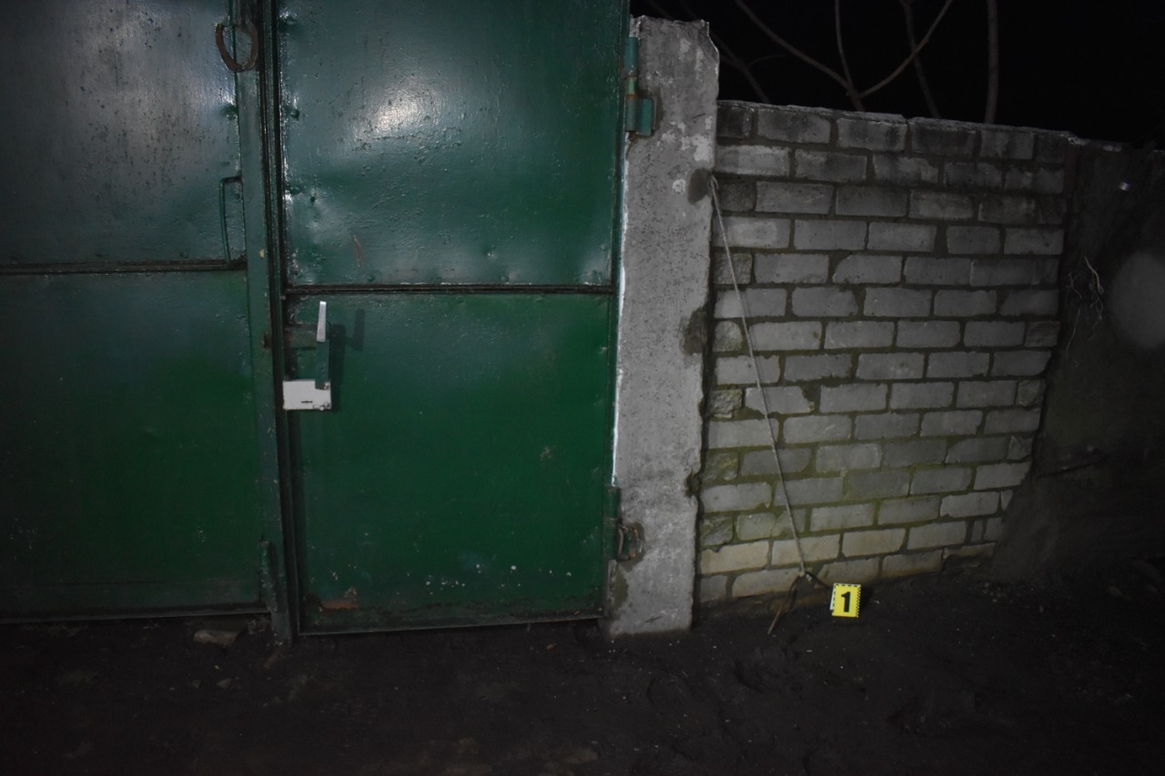 Ворвался в дом пенсионеров и требовал деньги: полицейские задержали преступника - фото: Полиция Харьковской области