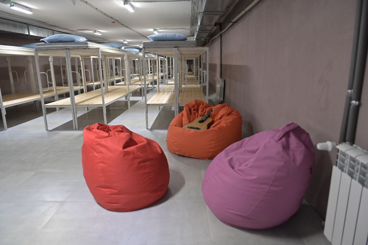 В Харькове обустроили образцовое укрытие в одном из учебных заведений - фото: ХОВА