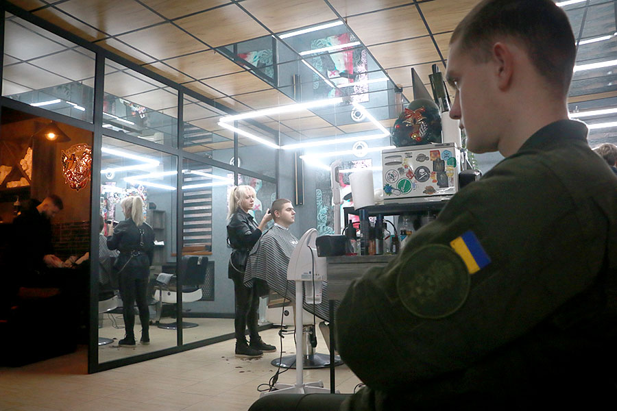 У Харківській перукарні влаштували благодійну акцію для українських військових - фото: www.facebook.com/ngu.east