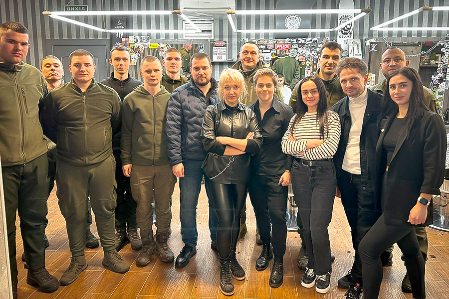 У Харківській перукарні влаштували благодійну акцію для українських військових - фото: www.facebook.com/ngu.east