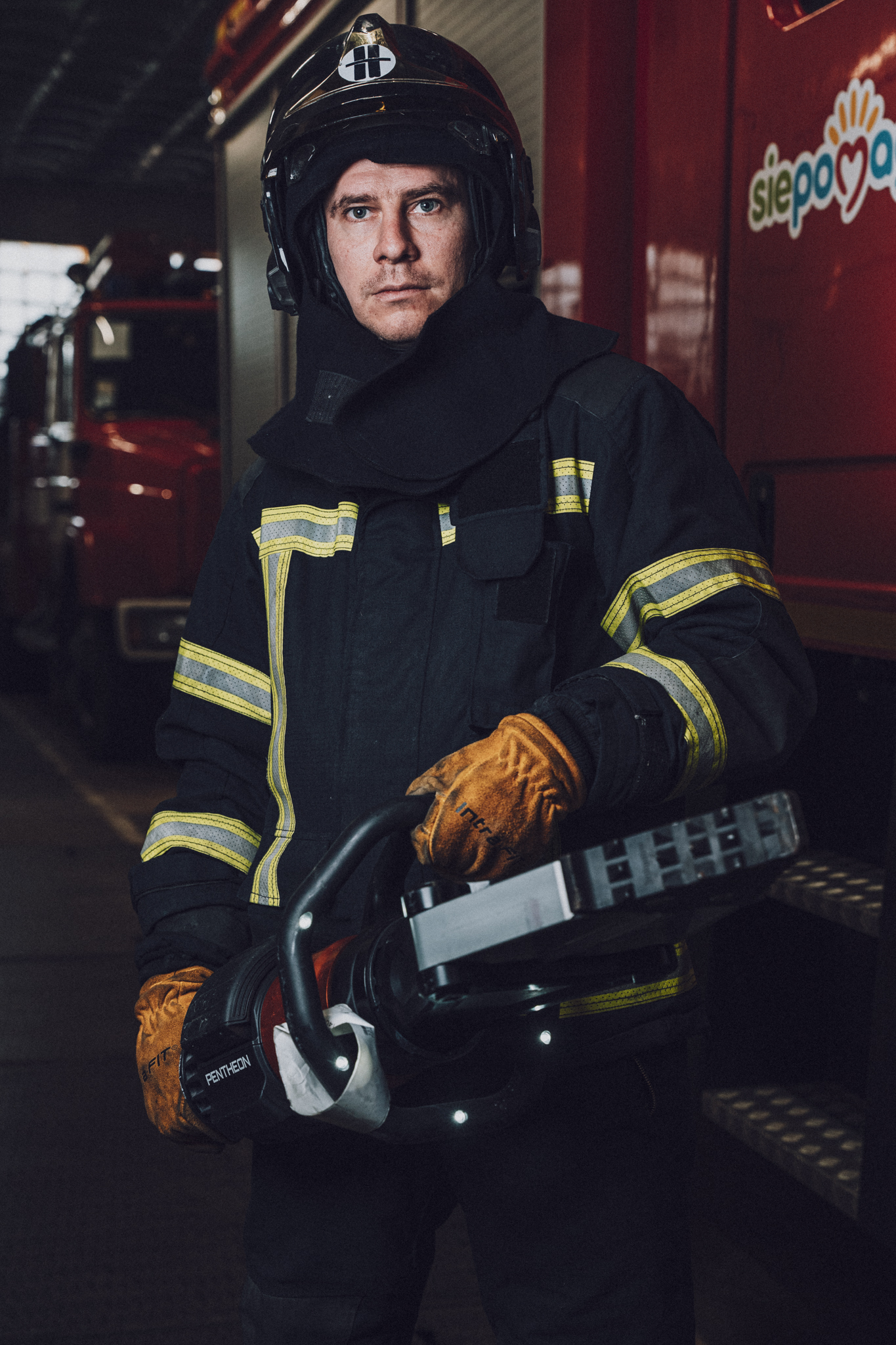 Иностранец показал, как из-за его объектива выглядят спасатели Харькова