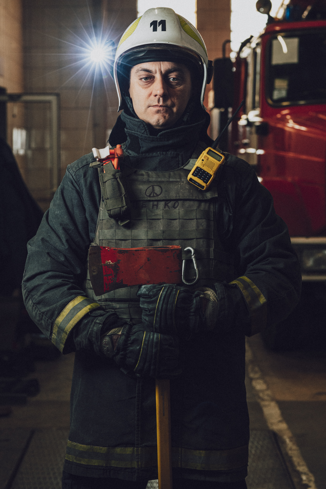 Иностранец показал, как из-за его объектива выглядят спасатели Харькова