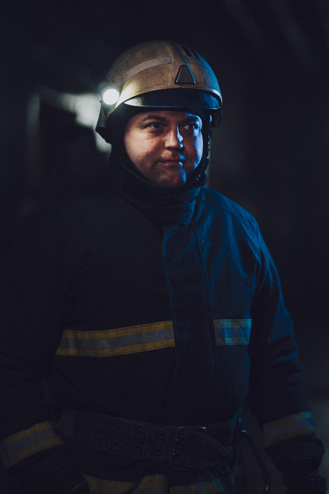 Иностранец показал, как из-за его объектива выглядят спасатели Харькова