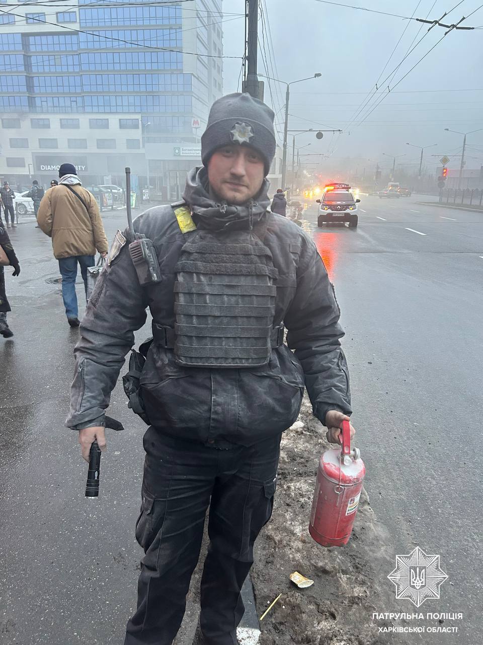 У Харкові патрульна поліція вчасно загасила пожежу в закладі - фото: t.me/patrolpolice_kharkiv