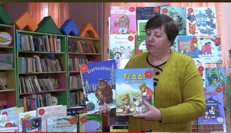 Ізюмська бібліотека отримала близько півсотні нових українських книг