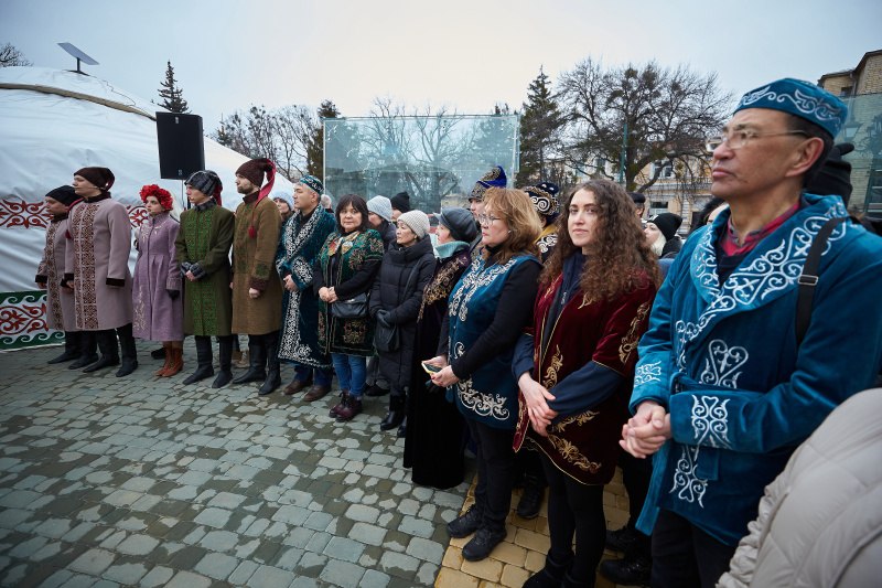 Символ дружбы народов: в Харькове установили казахстанскую 