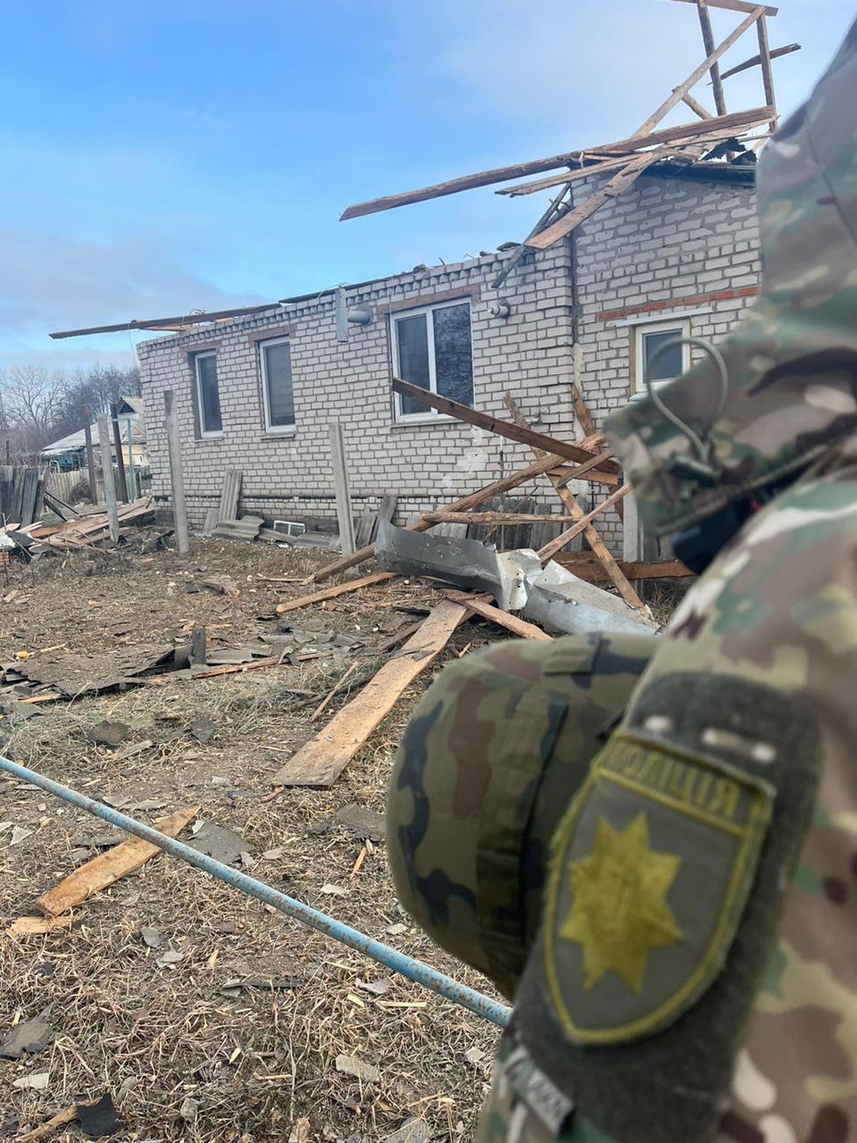 В полиции показали последствия обстрелов в Харьковской области.