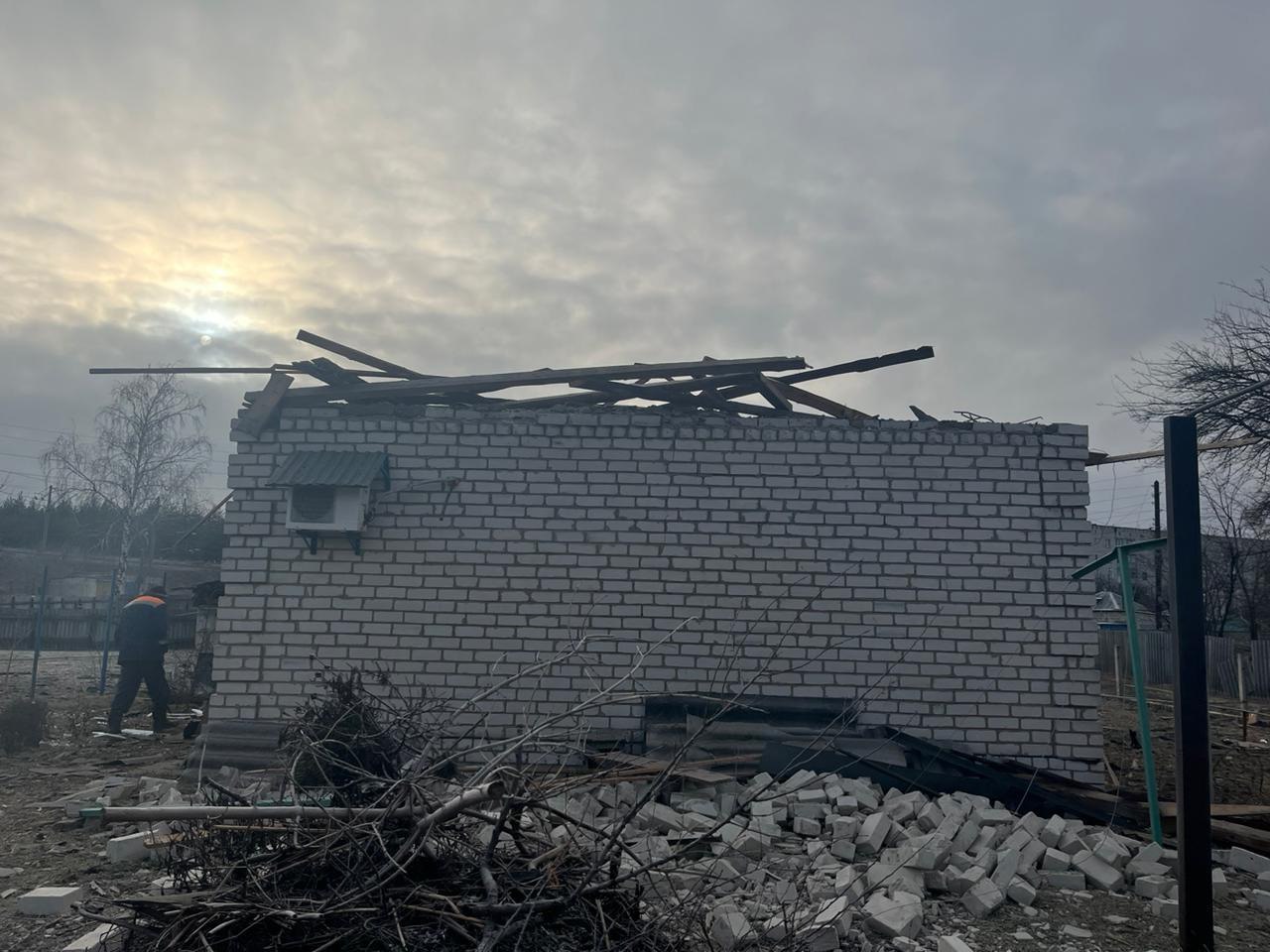 В полиции показали последствия обстрелов в Харьковской области.