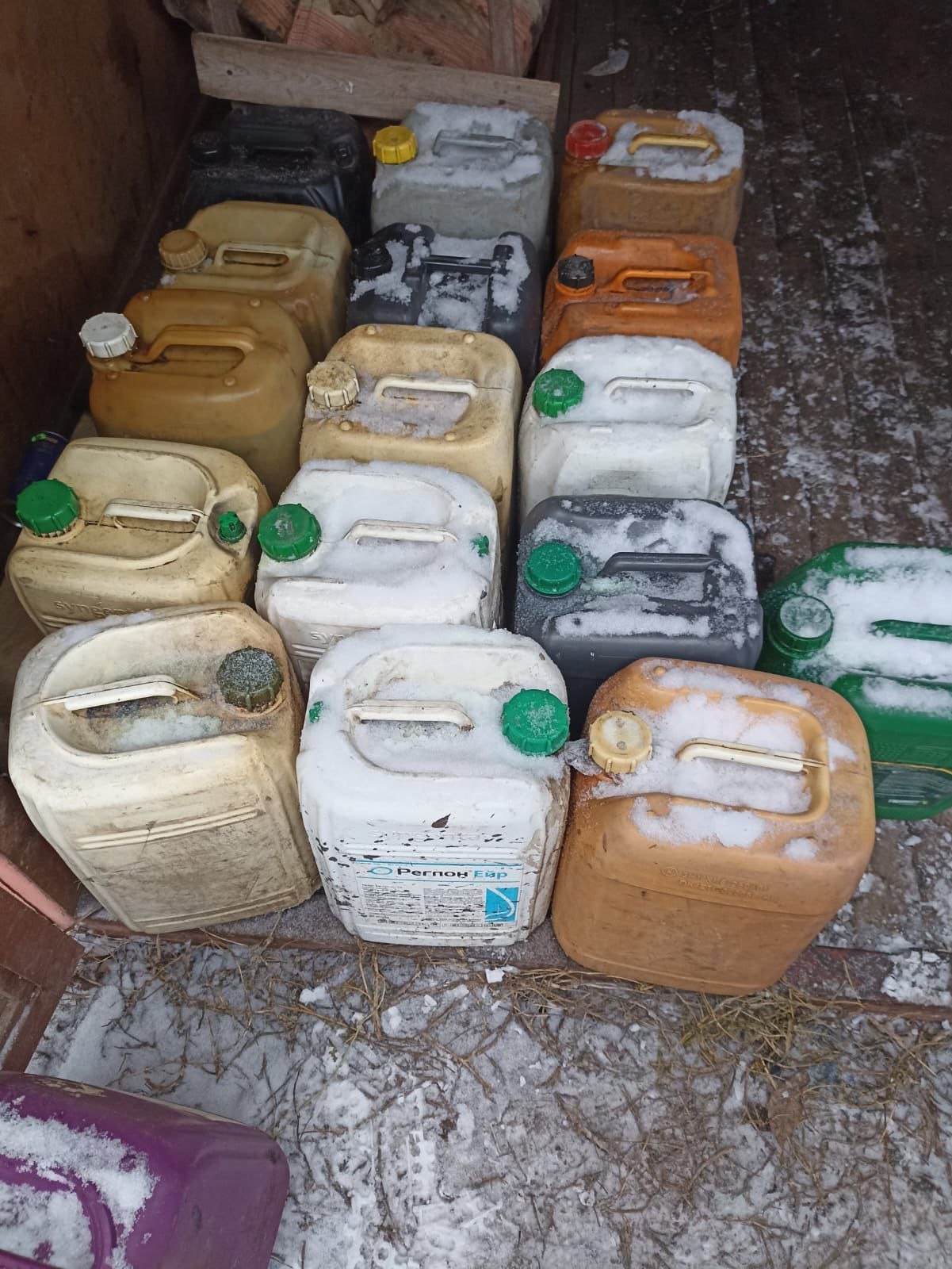 Воровали топливо, а потом сбывали его: в Харьковской области разоблачили группу злоумышленников.