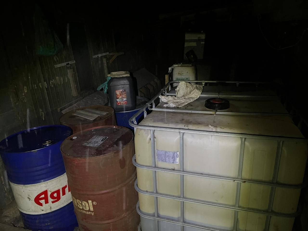 Воровали топливо, а потом сбывали его: в Харьковской области разоблачили группу злоумышленников.